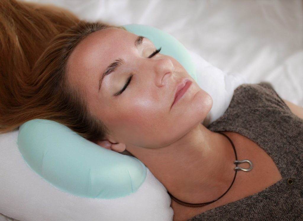 The Anti-Wrinkle Beauty Pillow - Hammacher Schlemmer